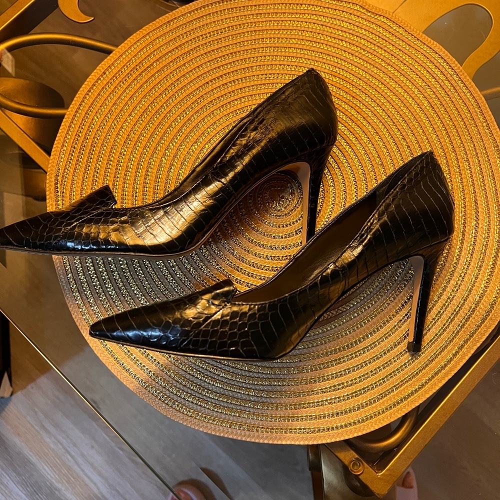 Vince Camuto black leather pumps Lightly used
